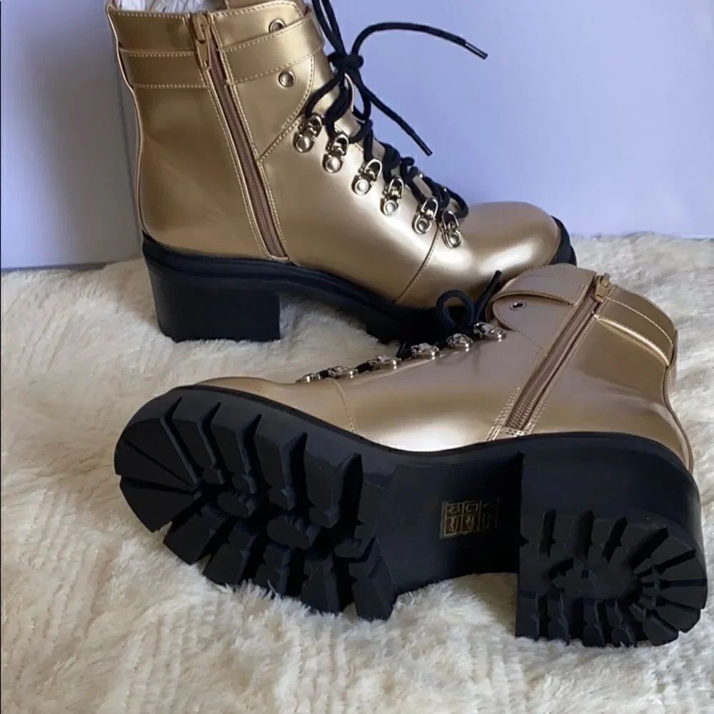 JEFFREYย CAMPBELL
Czechย Lace-upย Bootโโ